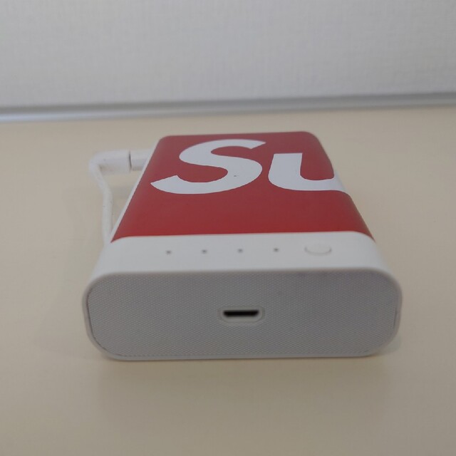 Supreme(シュプリーム)のSupreme シュプリーム モバイルバッテリー スマホ/家電/カメラのスマートフォン/携帯電話(バッテリー/充電器)の商品写真