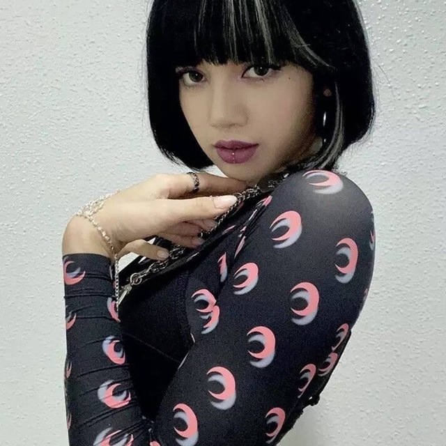 【数量限定】新品 韓国 月柄 Tシャツ blackpink ジェニー リサ レディースのトップス(Tシャツ(長袖/七分))の商品写真