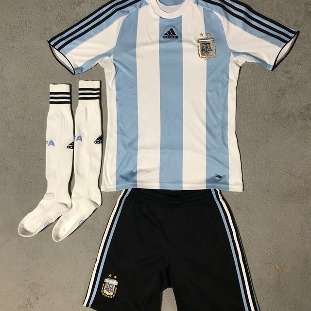 adidas(アディダス)のアルゼンチン代表ユニフォーム　Mサイズ スポーツ/アウトドアのサッカー/フットサル(ウェア)の商品写真