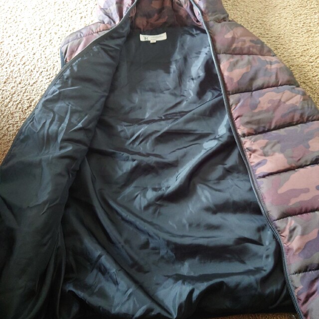 ダウンベスト　迷彩柄　カモフラダウンベスト　XL レディースのジャケット/アウター(ダウンベスト)の商品写真