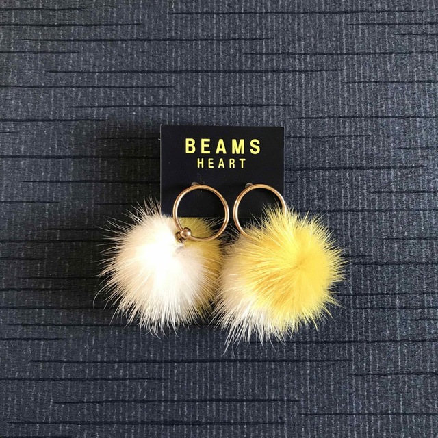 BEAMS(ビームス)の新品未使用品　BEAMS HEART バイカラーファーピアス レディースのアクセサリー(ピアス)の商品写真