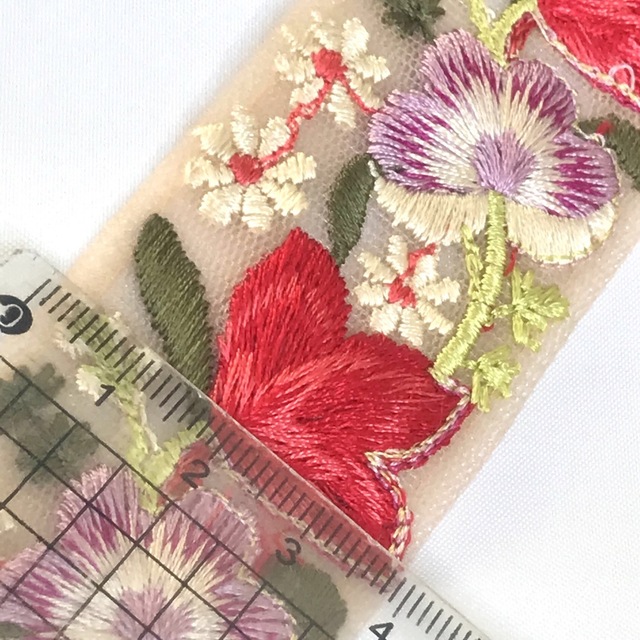 インド刺繍リボン／赤い花、紫の花、白い小花／3.9cm幅 × 41cm ハンドメイドの素材/材料(各種パーツ)の商品写真