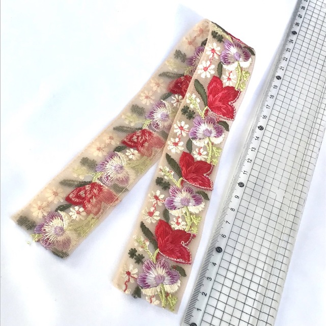 インド刺繍リボン／赤い花、紫の花、白い小花／3.9cm幅 × 41cm ハンドメイドの素材/材料(各種パーツ)の商品写真