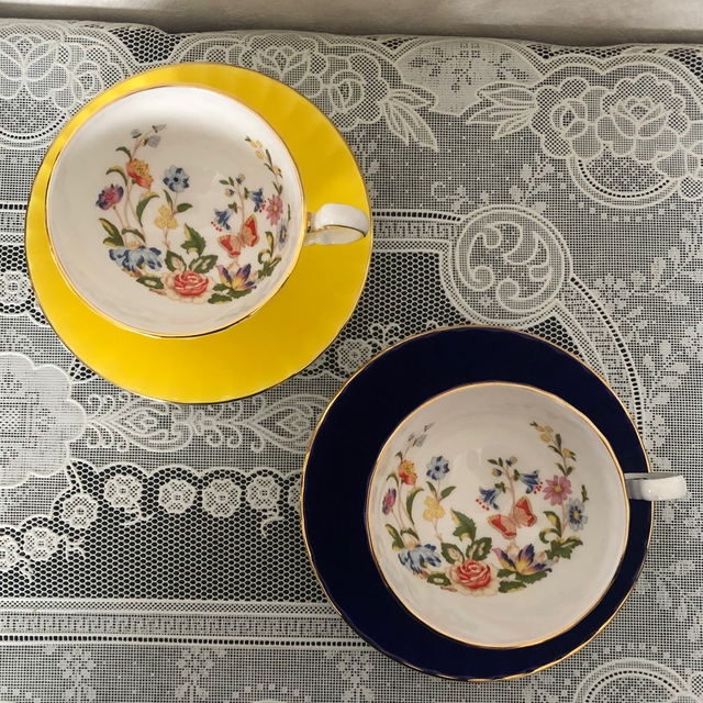 Aynsley China(エインズレイ)の【新品未使用品】AYNSLEY エインズレイ　二色2客セット　カップ&ソーサー  インテリア/住まい/日用品のキッチン/食器(グラス/カップ)の商品写真