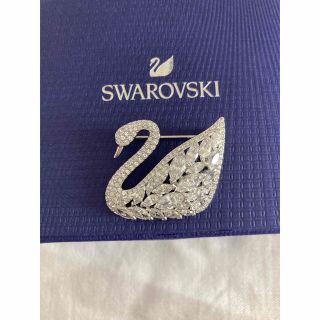 スワロフスキー(SWAROVSKI)の【中古・美品】スワロフスキー　ブローチ(ブローチ/コサージュ)