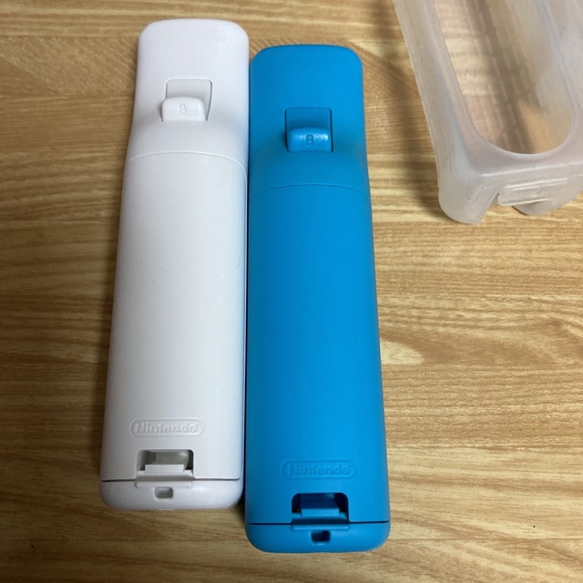 Wii(ウィー)のWii WiiU用 リモコンプラスセット　ホワイト　ブルー  二個 エンタメ/ホビーのゲームソフト/ゲーム機本体(家庭用ゲーム機本体)の商品写真