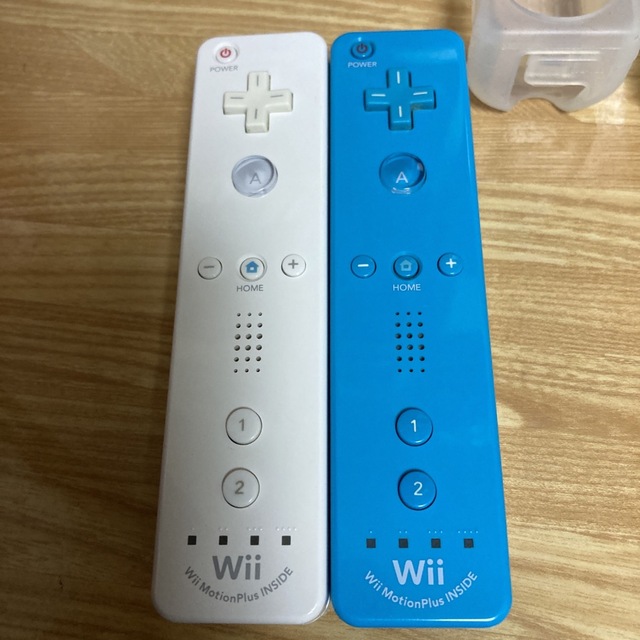 Wii(ウィー)のWii WiiU用 リモコンプラスセット　ホワイト　ブルー  二個 エンタメ/ホビーのゲームソフト/ゲーム機本体(家庭用ゲーム機本体)の商品写真