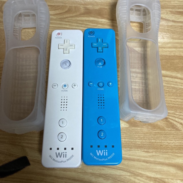 Wii(ウィー)のWii WiiU用 リモコンプラスセット　ホワイト　ブルー  二個 エンタメ/ホビーのゲームソフト/ゲーム機本体(家庭用ゲーム機本体)の商品写真