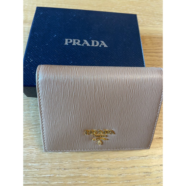 PRADA(プラダ)のPRADA二つ折り財布　ベージュ レディースのファッション小物(財布)の商品写真