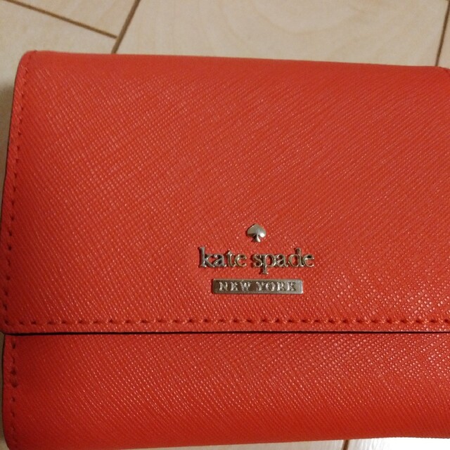 kate spade new york(ケイトスペードニューヨーク)のケイト・スペード折り畳み財布　赤 レディースのファッション小物(財布)の商品写真