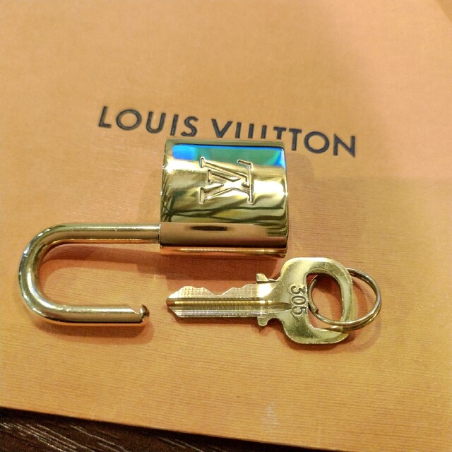 LOUIS VUITTON(ルイヴィトン)のLouis Vuitton パドロック 南京錠 カデナ ルイヴィトン 研磨磨き済 レディースのファッション小物(キーホルダー)の商品写真