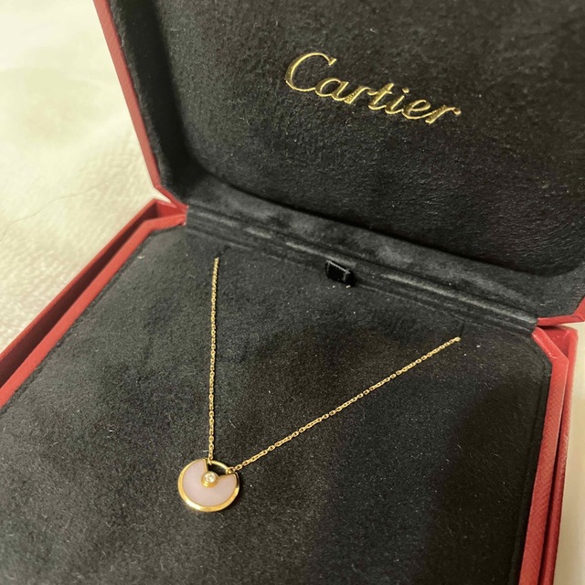 Cartier(カルティエ)のカルティエ　ネックレス　アミュレット　ピンクオパール レディースのアクセサリー(ネックレス)の商品写真