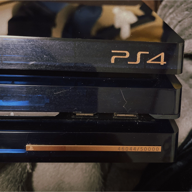 PlayStation4(プレイステーション4)のPS4 Pro 500Million Limited Edition セット エンタメ/ホビーのゲームソフト/ゲーム機本体(家庭用ゲーム機本体)の商品写真