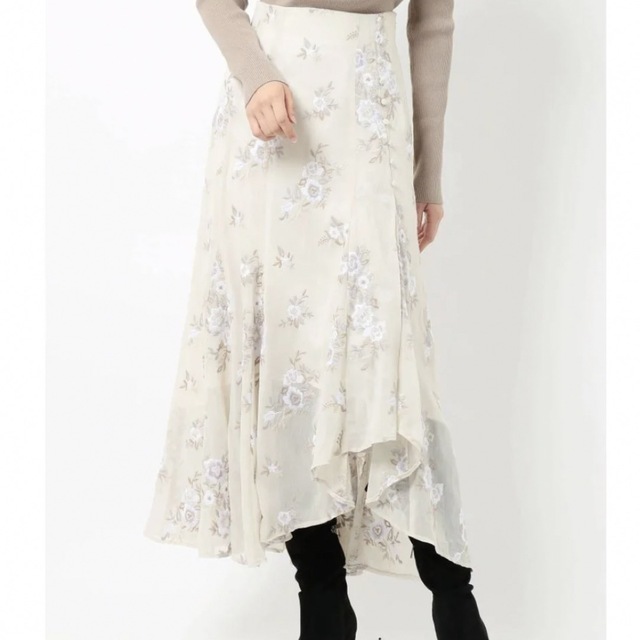MERCURYDUO(マーキュリーデュオ)のMERCURYDUO 楊柳刺繍イレヘムロングスカート（アイボリー） レディースのスカート(ロングスカート)の商品写真