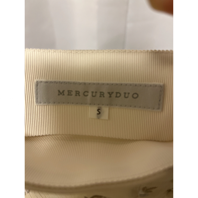 MERCURYDUO(マーキュリーデュオ)のMERCURYDUO 楊柳刺繍イレヘムロングスカート（アイボリー） レディースのスカート(ロングスカート)の商品写真