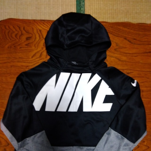 NIKE(ナイキ)のナイキパーカー　150cm キッズ/ベビー/マタニティのキッズ服男の子用(90cm~)(ジャケット/上着)の商品写真