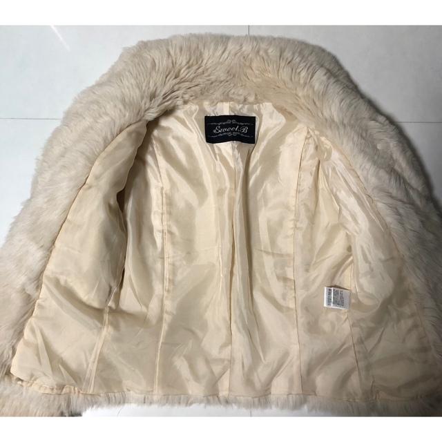 フェイクファー　ショートコート　アイボリー レディースのジャケット/アウター(毛皮/ファーコート)の商品写真