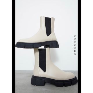 ザラ(ZARA)のトラックソールフラットリアルレザーブーツ ZARA ホワイト トラックソール(ブーツ)