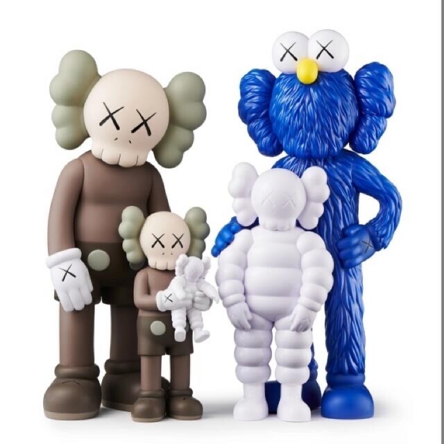 カウズKAWS FAMILY BROWN/BLUE/WHITE カウズファミリー