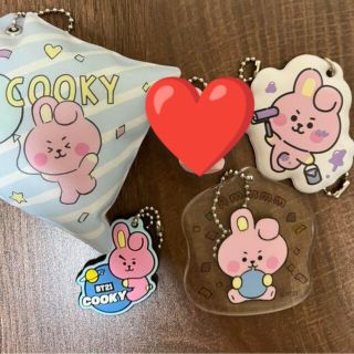 BT21 COOKY キーホルダー クッション型チャーム くら寿司 うさぎ ４点(アイドルグッズ)