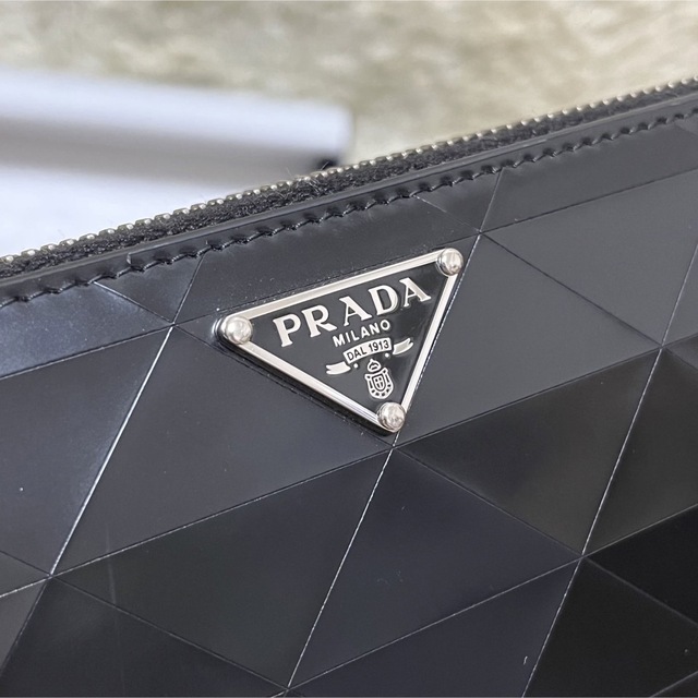 PRADA - 【即完売】プラダ 2022SS ブラッシュドレザー ラウンド PRADA - 【即完売】プラダ 2022SS ブラッシュドレザー ラウンド