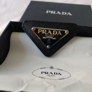 美しい PRADA プラダ ブローチ 三角プレート steelpier.com