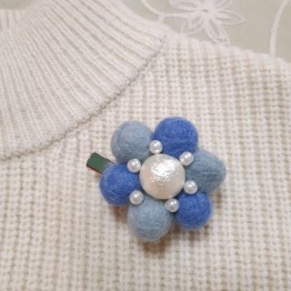 お花のブローチ　羊毛フェルト　ハンドメイド(コサージュ/ブローチ)