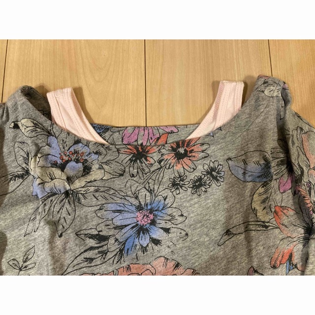 GAP(ギャップ)のGap Kids 女の子長袖Tシャツ　花柄　グレー キッズ/ベビー/マタニティのキッズ服女の子用(90cm~)(Tシャツ/カットソー)の商品写真