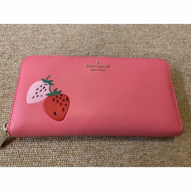 kate spade new york(ケイトスペードニューヨーク)のケイトスペード長財布　ピンクいちご レディースのファッション小物(財布)の商品写真