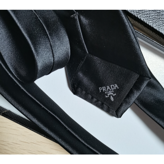 大人気新作 PRADA ネクタイ Re-Nylon プレートロゴ 即納大得価