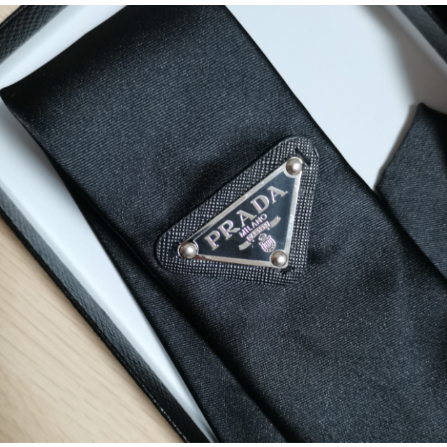 新品同様 PRADA プレートロゴ ネクタイ Re-Nylon asakusa.sub.jp
