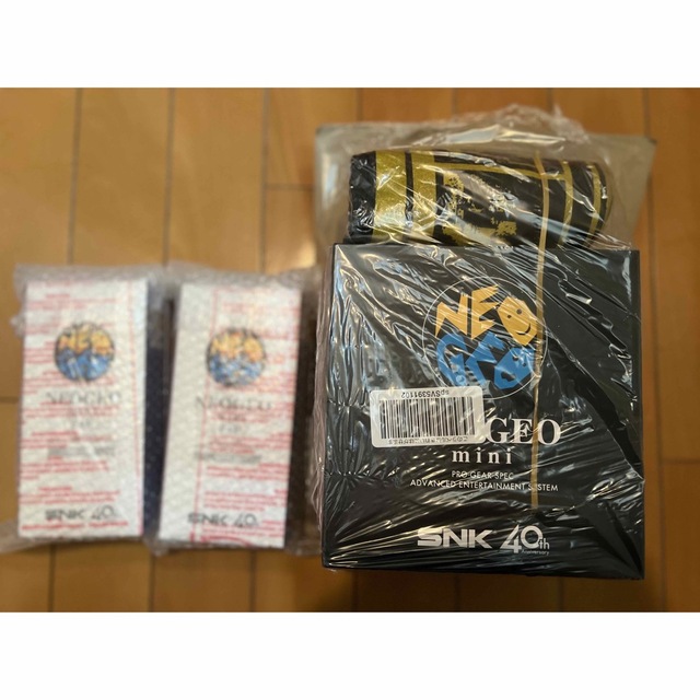 NEOGEO(ネオジオ)のneo-geoミニ本体、コントローラー×2、Tシャツセット エンタメ/ホビーのゲームソフト/ゲーム機本体(家庭用ゲーム機本体)の商品写真