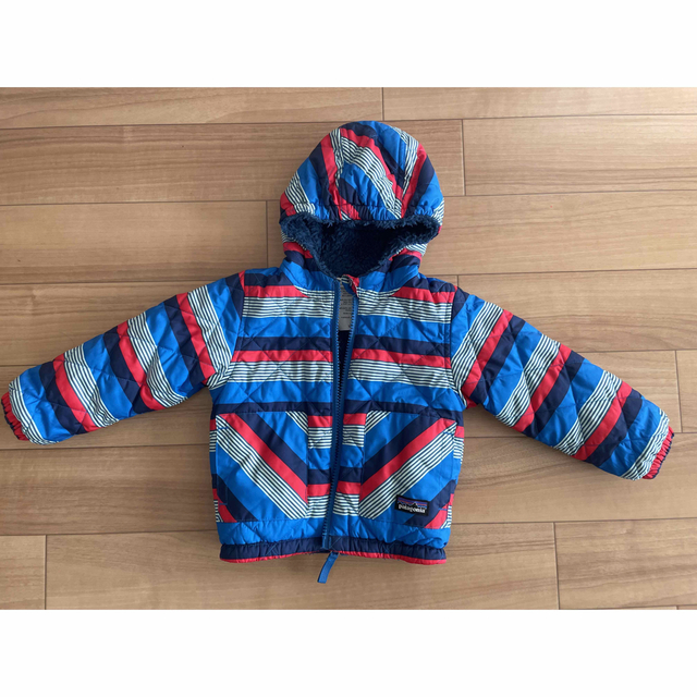 patagonia(パタゴニア)のパタゴニア　アウター　リバーシブル　サイズ12M キッズ/ベビー/マタニティのベビー服(~85cm)(ジャケット/コート)の商品写真