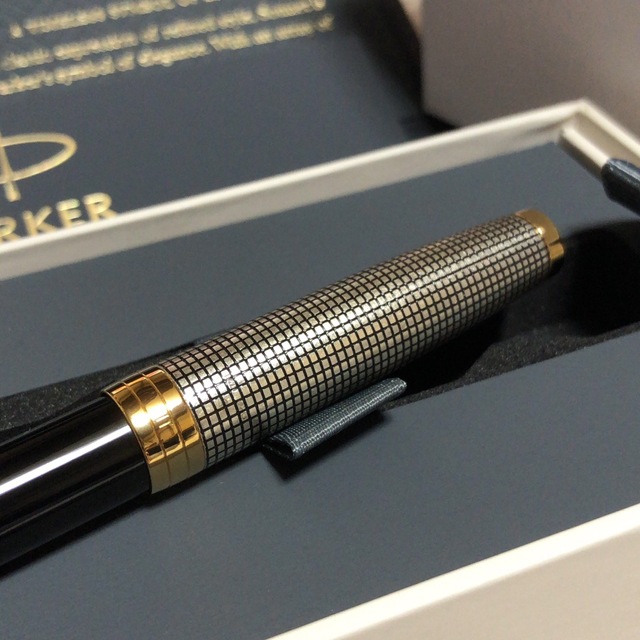 Parker(パーカー)の新品未使用 パーカー ソネットプレミアム シルバー&ブラック シズレ 万年筆 F インテリア/住まい/日用品の文房具(ペン/マーカー)の商品写真