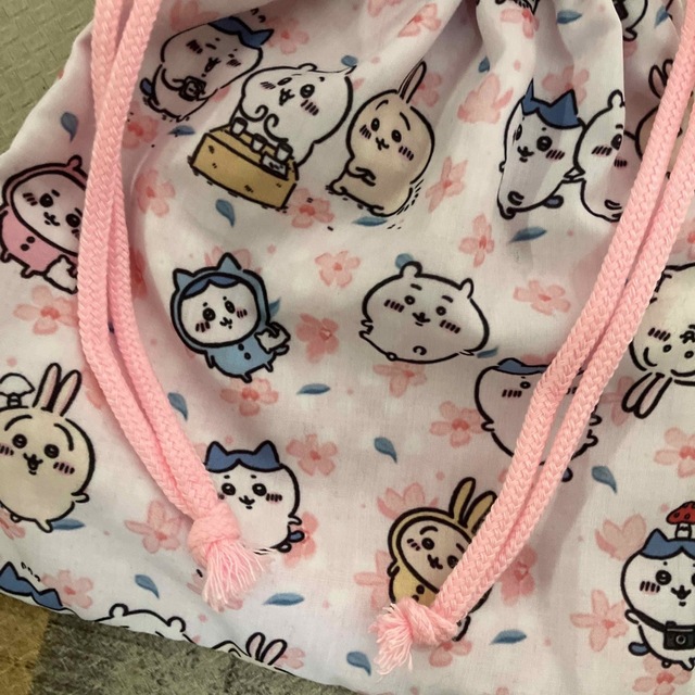 新品　ちいかわ　ハンドメイド　給食袋　ピンク　女の子　巾着　 ハンドメイドのキッズ/ベビー(外出用品)の商品写真