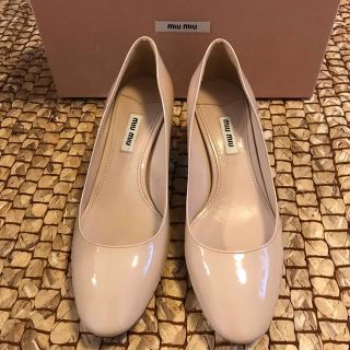 超美品　ミュウミュウ　miumiu パテントレザー ビジューヒール(ハイヒール/パンプス)