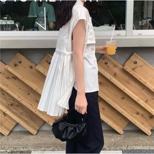 SNIDEL(スナイデル)のrandeboo no sleeve pleats shirts  レディースのトップス(シャツ/ブラウス(半袖/袖なし))の商品写真