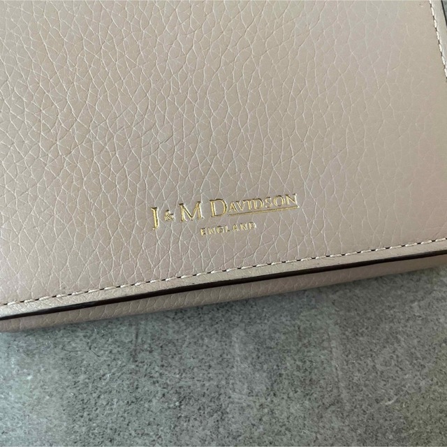 J&M DAVIDSON(ジェイアンドエムデヴィッドソン)のJ&M DAVIDSON二つ折り財布 ベージュ レディースのファッション小物(財布)の商品写真