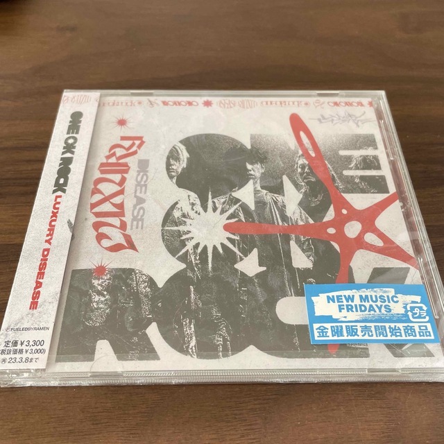 ONE OK ROCK(ワンオクロック)のone ok rock  Luxury Disease 国内盤 エンタメ/ホビーのCD(ポップス/ロック(邦楽))の商品写真