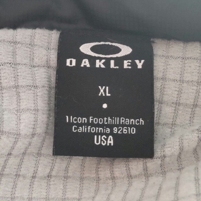 Oakley(オークリー)の美品 オークリー ベンチコート XL 黒 ゴールド メンズのジャケット/アウター(ダウンジャケット)の商品写真