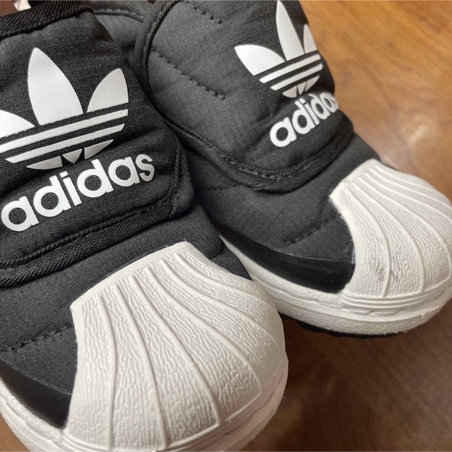 adidas(アディダス)のadidas originals キッズ　スニーカー キッズ/ベビー/マタニティのキッズ靴/シューズ(15cm~)(スニーカー)の商品写真