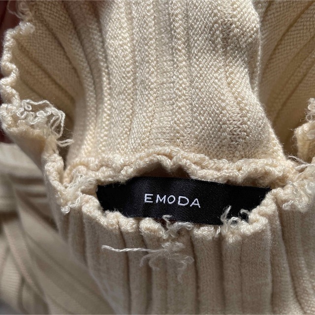 EMODA(エモダ)のエモダ　ニット　カットソー　ベージュ　新品未使用 レディースのトップス(カットソー(長袖/七分))の商品写真