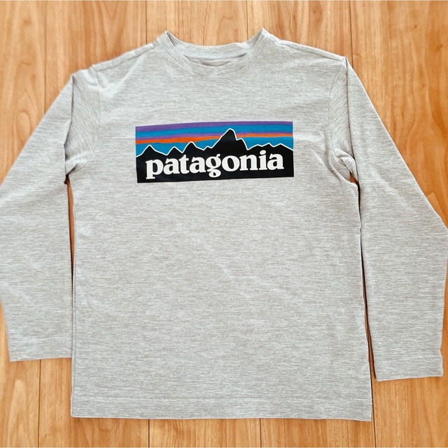 patagonia(パタゴニア)のパタゴニア　ロングTシャツ　BOYS M(10) グレー キッズ/ベビー/マタニティのキッズ服男の子用(90cm~)(Tシャツ/カットソー)の商品写真