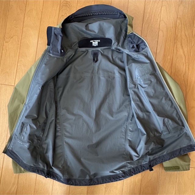 ARC'TERYX(アークテリクス)のARC'TERYX × BEAMS 別注 BETA SL サイズS カーキ メンズのジャケット/アウター(マウンテンパーカー)の商品写真