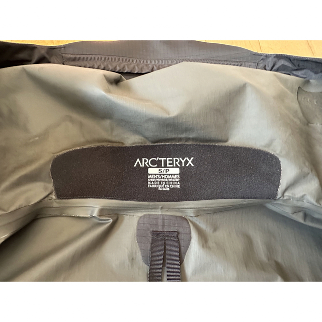 ARC'TERYX(アークテリクス)のARC'TERYX × BEAMS 別注 BETA SL サイズS カーキ メンズのジャケット/アウター(マウンテンパーカー)の商品写真