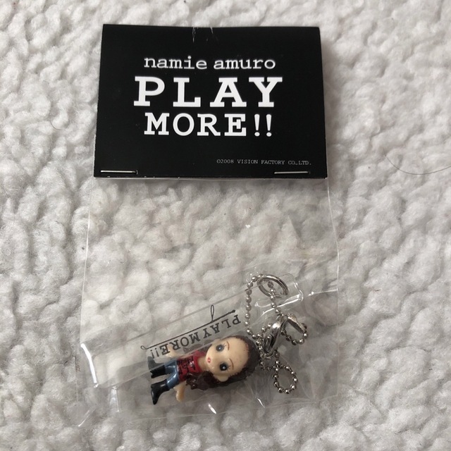 新品 安室奈美恵 フィギュアストラップ PLAY MORE 2007 赤