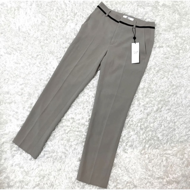 新品未使用】BEIGE ベイジ CINDYクロップドパンツ 新品未使用】BEIGE ベイジ CINDYクロップドパンツ