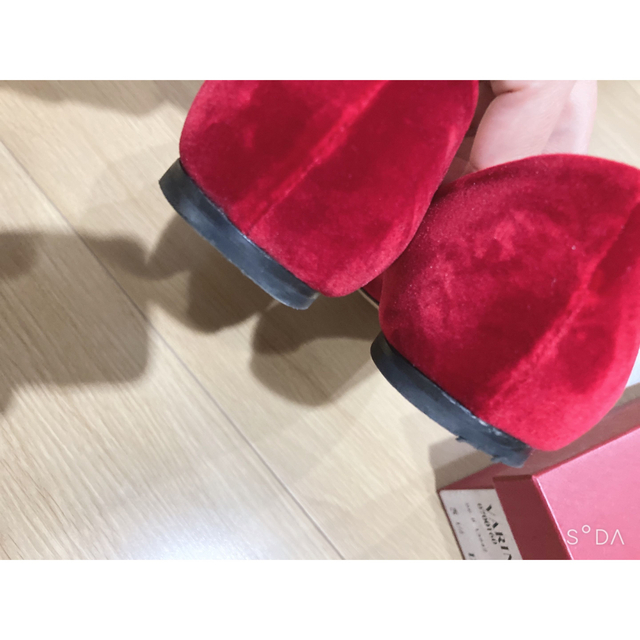 Salvatore Ferragamo(サルヴァトーレフェラガモ)の最終値下サルヴァトーレフェラガモ　varina  赤 ヴァリナ　フラットシューズ レディースの靴/シューズ(バレエシューズ)の商品写真