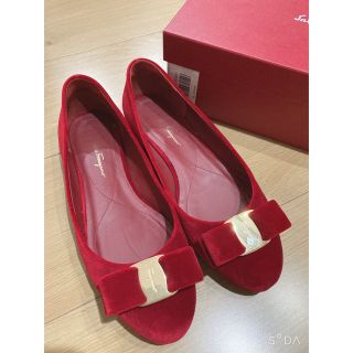 サルヴァトーレフェラガモ(Salvatore Ferragamo)の最終値下サルヴァトーレフェラガモ　varina  赤 ヴァリナ　フラットシューズ(バレエシューズ)