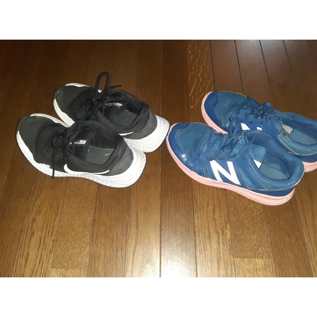 NIKEとnew balanceの２足セット22.5cm キッズ/ベビー/マタニティのベビー靴/シューズ(~14cm)(スニーカー)の商品写真